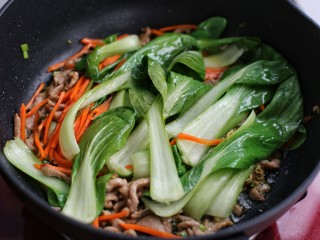 10、家常炒河粉,再加入油菜和胡萝卜翻炒均匀
