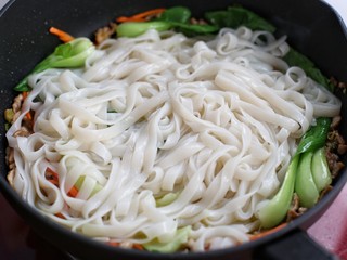 11、家常炒河粉,放入河粉翻炒均匀