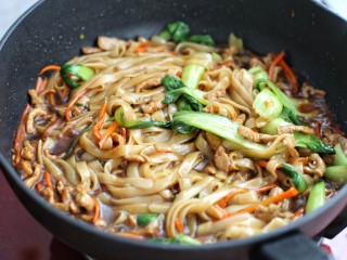 12、家常炒河粉,调入适量老抽炒至河粉上色