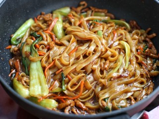 14、家常炒河粉,翻炒均匀盛出装盘