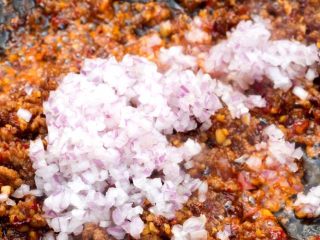 8、麻婆豆腐,这是倒入洋葱末，小火头翻炒均匀。