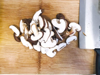 2、香菇肉末豆腐,香菇洗净，切片