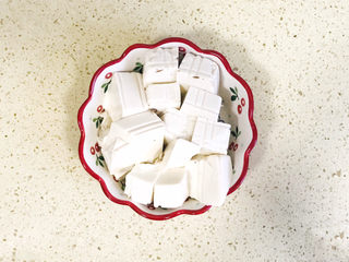 4、香菇肉末豆腐,内酯豆腐洗净，切块