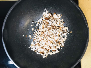 8、香菇肉末豆腐,加入香菇碎，翻炒片刻