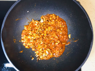 10、香菇肉末豆腐,不停地翻炒，速度要快，防止糊锅