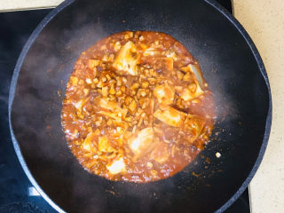 13、香菇肉末豆腐,煸炒均匀后，转中火，尽量不要翻动