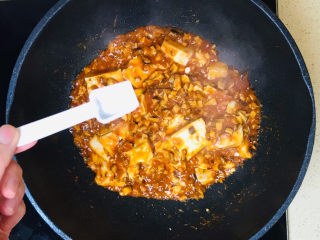 14、香菇肉末豆腐,内酯豆腐很容易入味，八成熟时，撒上盐调味