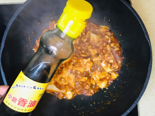 15、香菇肉末豆腐,淋上香油提香，翻炒均匀就可以关火起锅了