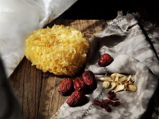 1、养颜润肺 红枣百合银耳甜汤,准备材料