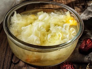 2、养颜润肺 红枣百合银耳甜汤,将半朵银耳放入水中 泡发2小时左右