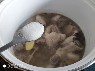 5、山药红枣老鸭汤,根据个人口味加入盐。