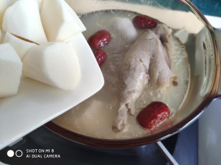 9、山药红枣老鸭汤,加入山药。