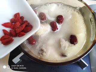 11、山药红枣老鸭汤,加入枸杞,炖至汤色奶白,山药熟透即可。