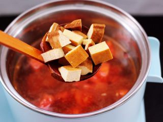 9、虾滑番茄豆干汤,加入提前切丁的豆干。