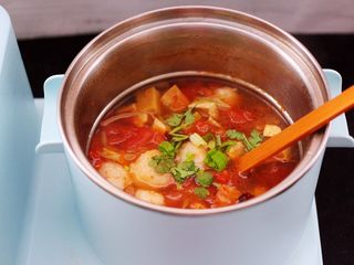 16、虾滑番茄豆干汤,大火煮沸后即可关火，撒上香菜段和少许蒜苗叶即可。