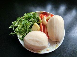 2、糖醋菜   糖醋藕片,准备好所有食材并洗净，藕去皮洗净。