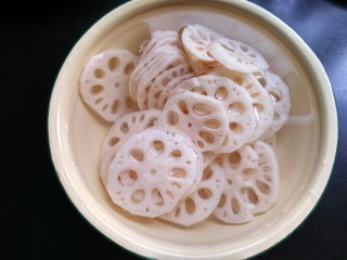 3、糖醋菜   糖醋藕片,藕切薄片并立即放水中浸泡以免变色。