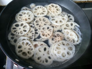 6、糖醋菜   糖醋藕片,将藕倒入锅中，煮两分钟捞出过凉水。