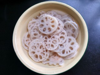 7、糖醋菜   糖醋藕片,将煮好的藕放凉开水中浸泡。