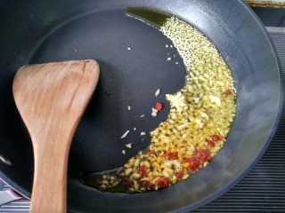 9、糖醋菜   糖醋藕片,将干辣椒，生姜，白芝麻放入锅中爆香。