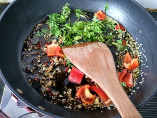 11、糖醋菜   糖醋藕片,将香菜，红椒放入锅中。