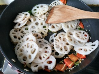 12、糖醋菜   糖醋藕片,将藕片放入锅中。