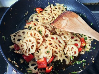 13、糖醋菜   糖醋藕片,拌匀，每一片藕都裹上佐料，可以装盘了。