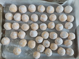 11、南瓜汤圆,全部做好,依次摆入盘中,一次吃不完,可以放冰箱冻起来,随时吃随时煮很方便