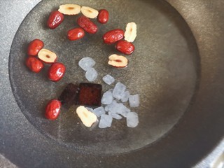 12、南瓜汤圆,锅里加入适量的水,加入红枣,红糖和冰糖,大火煮开