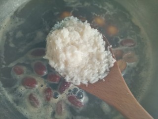 14、南瓜汤圆,加入米酒继续煮