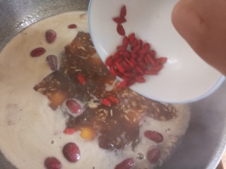 16、南瓜汤圆,最后倒入枸杞煮一分钟关火即可盛出食用