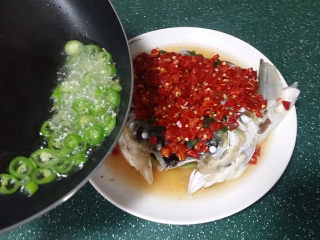 12、剁椒鱼头,然后趁热淋在鱼头上