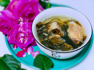 1、海带炖排骨,已经炖好的排骨，具体做法如下：