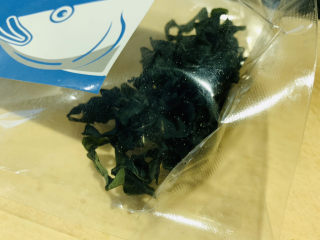 2、海带炖排骨,海带一包；