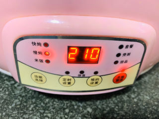 14、海带炖排骨,调好炖的时间；