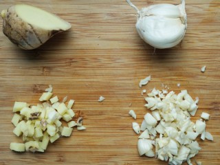 5、鱼香肉丝,姜蒜切沫