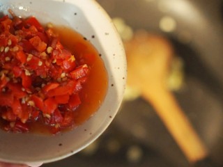 10、鱼香肉丝,倒入剁椒酱