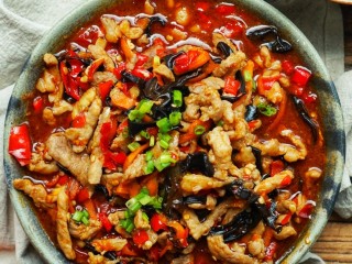 14、鱼香肉丝,撒上葱末即可。