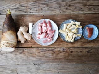 1、腌笃鲜,准备食材。（我用的脆骨排）