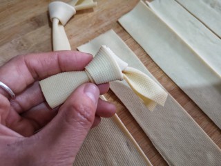 2、腌笃鲜,千张结囡姐是买了千张切成长条对折后打的结。