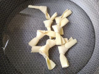 5、腌笃鲜,千张结过开水焯一下去豆腥味。