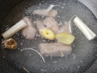 7、腌笃鲜,排骨入开水加葱段姜片和料酒焯一下。