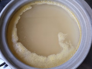 12、腌笃鲜,提前煮好的一锅高汤（没有高汤用清水也可）。