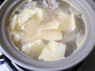 14、腌笃鲜,再加入焯好的春笋。