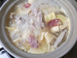 16、腌笃鲜,一起炖煮20分钟，尝一下汤的咸淡，根据个人口味适当加盐就可以出锅了。