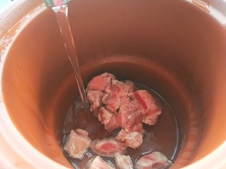 3、冬瓜薏米排骨汤,排骨开水烧一下洗干净。