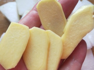 9、冬瓜薏米排骨汤,姜去皮洗干净切片。