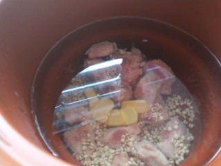 10、冬瓜薏米排骨汤,放入锅中。