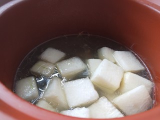 12、冬瓜薏米排骨汤,一小时候倒入冬瓜。