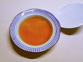 13、糖水鸡蛋,将糖水倒入小碗中